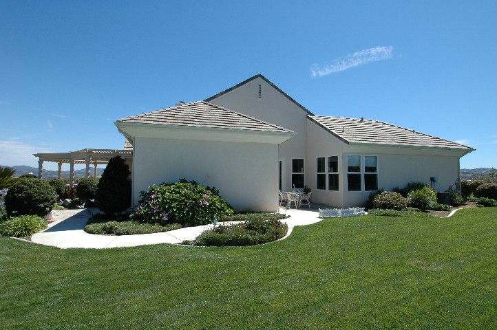 Fallbrook Real Estate... don't these people have any neighbors???