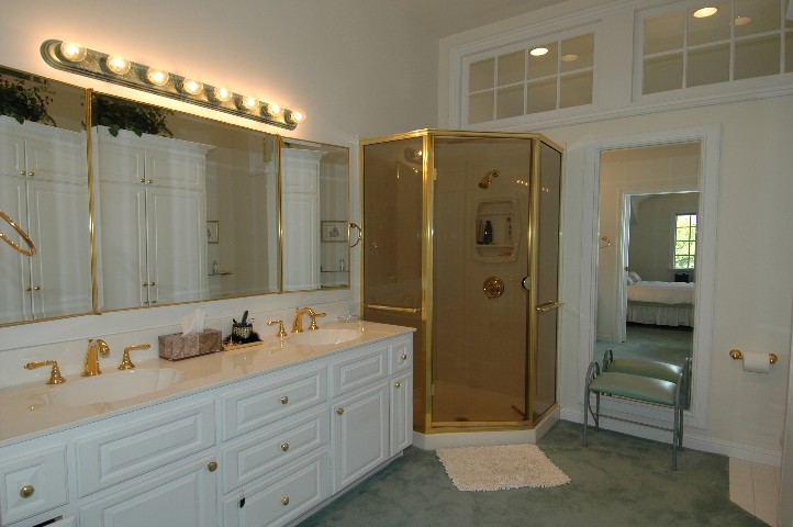 Now this is an Elegant Master Suite... with huge Closet Space...