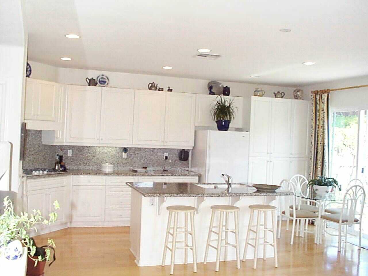 Bright Euro Cabinets... Granite Counters and Splashback... the Kitchen of Dreams