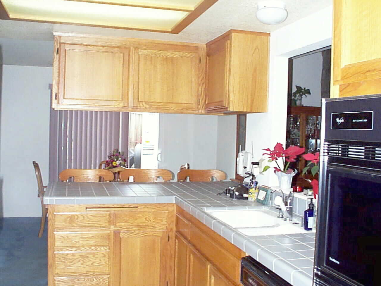 Party Central Kitchen... with easy access to Laundry and Garage... no long walk with Groceries !