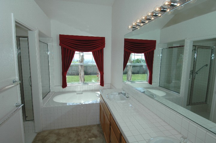 Spotless... elegant Master Bath