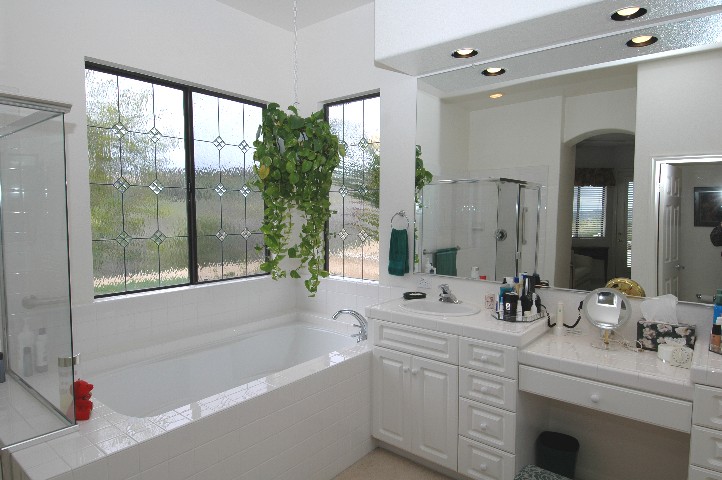 Romantic... Private Master bath... with Garden Tub...