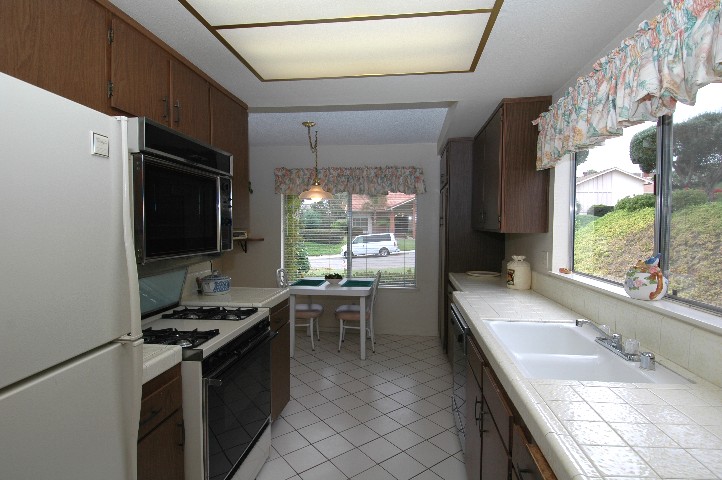 Spotless... and bright Kitchen... with breakfast nook...